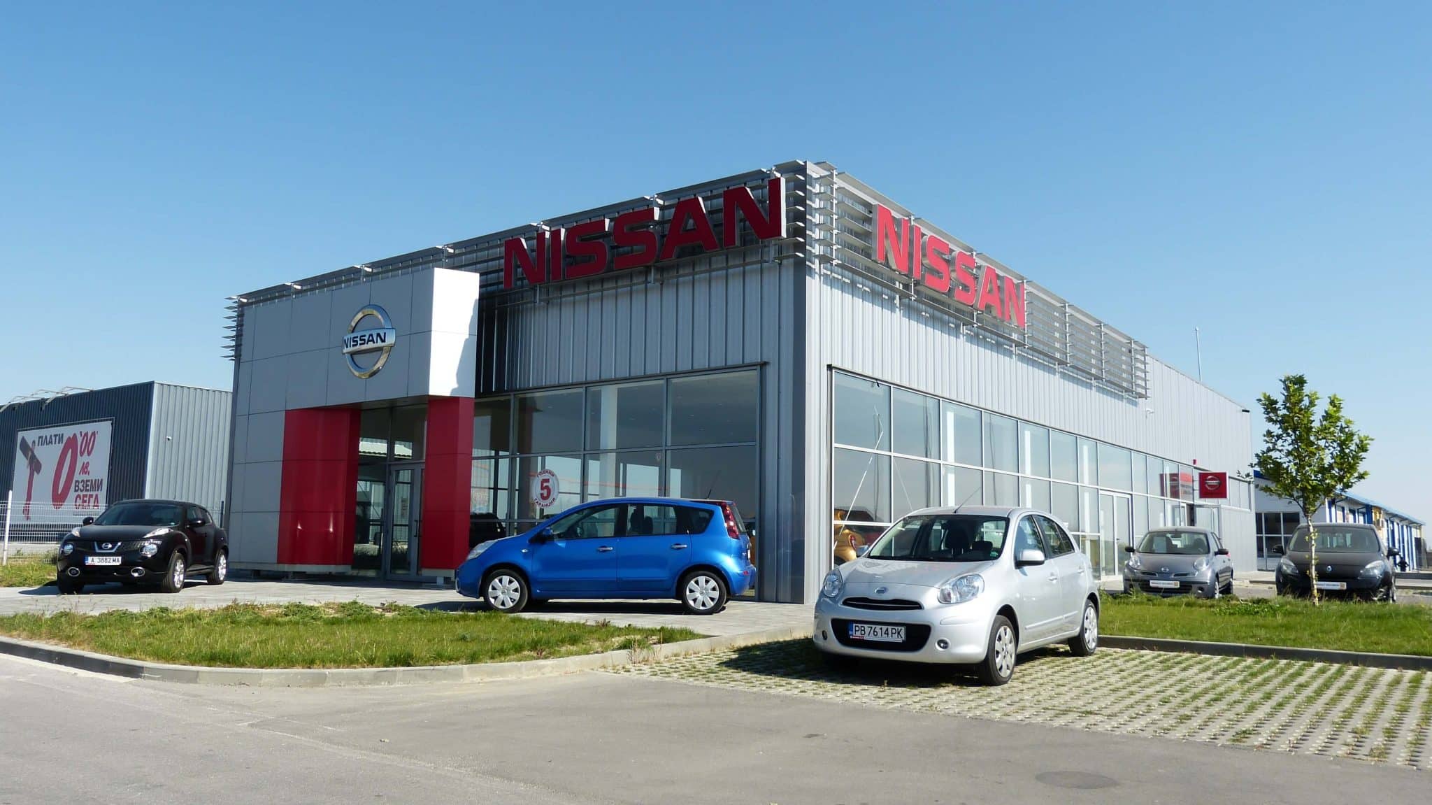 Photo d'un concession automobile réalisée par Frisobat, expert des bâtiments pour l'industrie Automobile