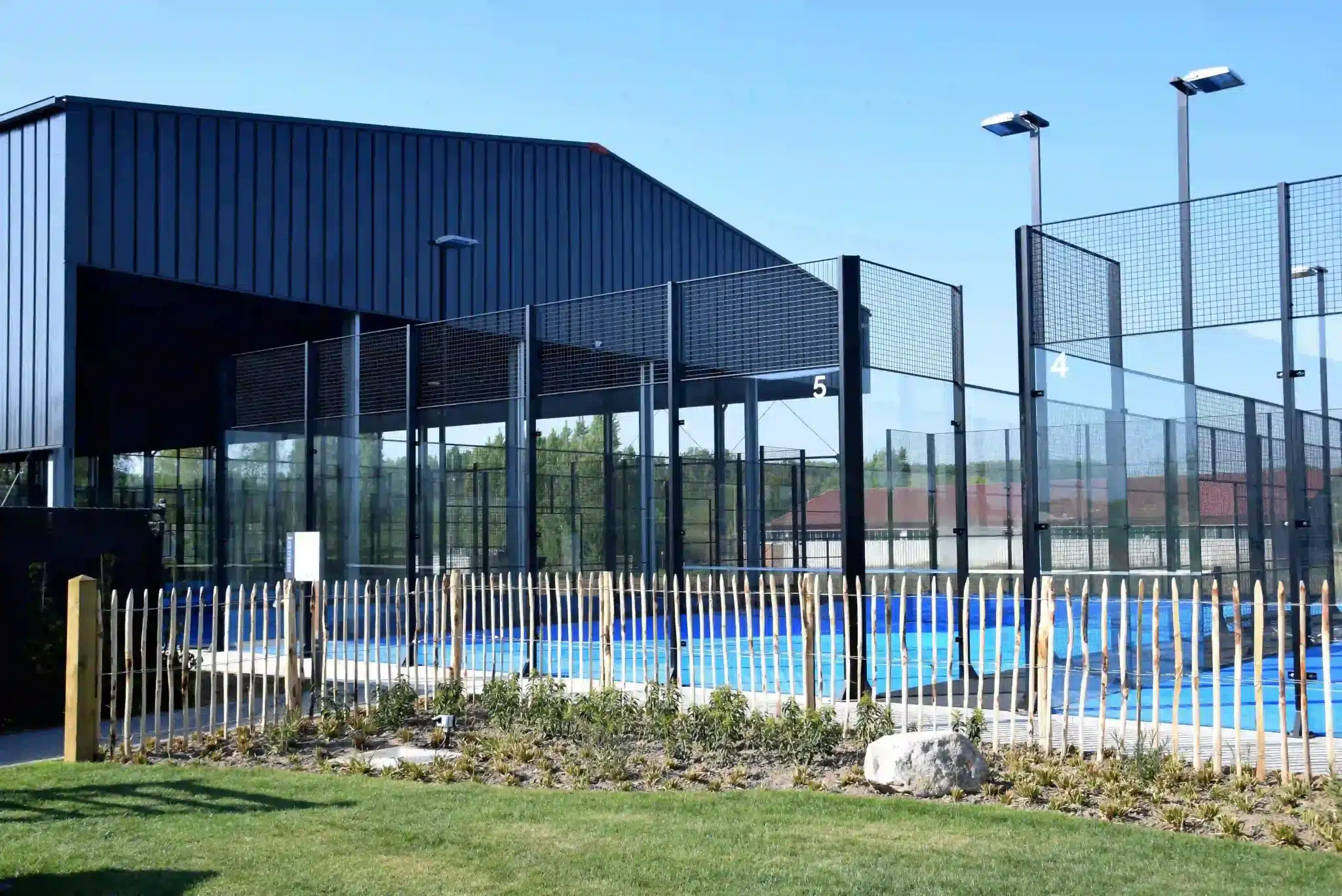 Frisomat industrial buildings steel padel court canopy padeloverkapping couverture 1 scaled