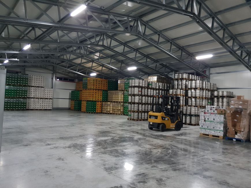 interior depozit bauturi stivuitor frisomat