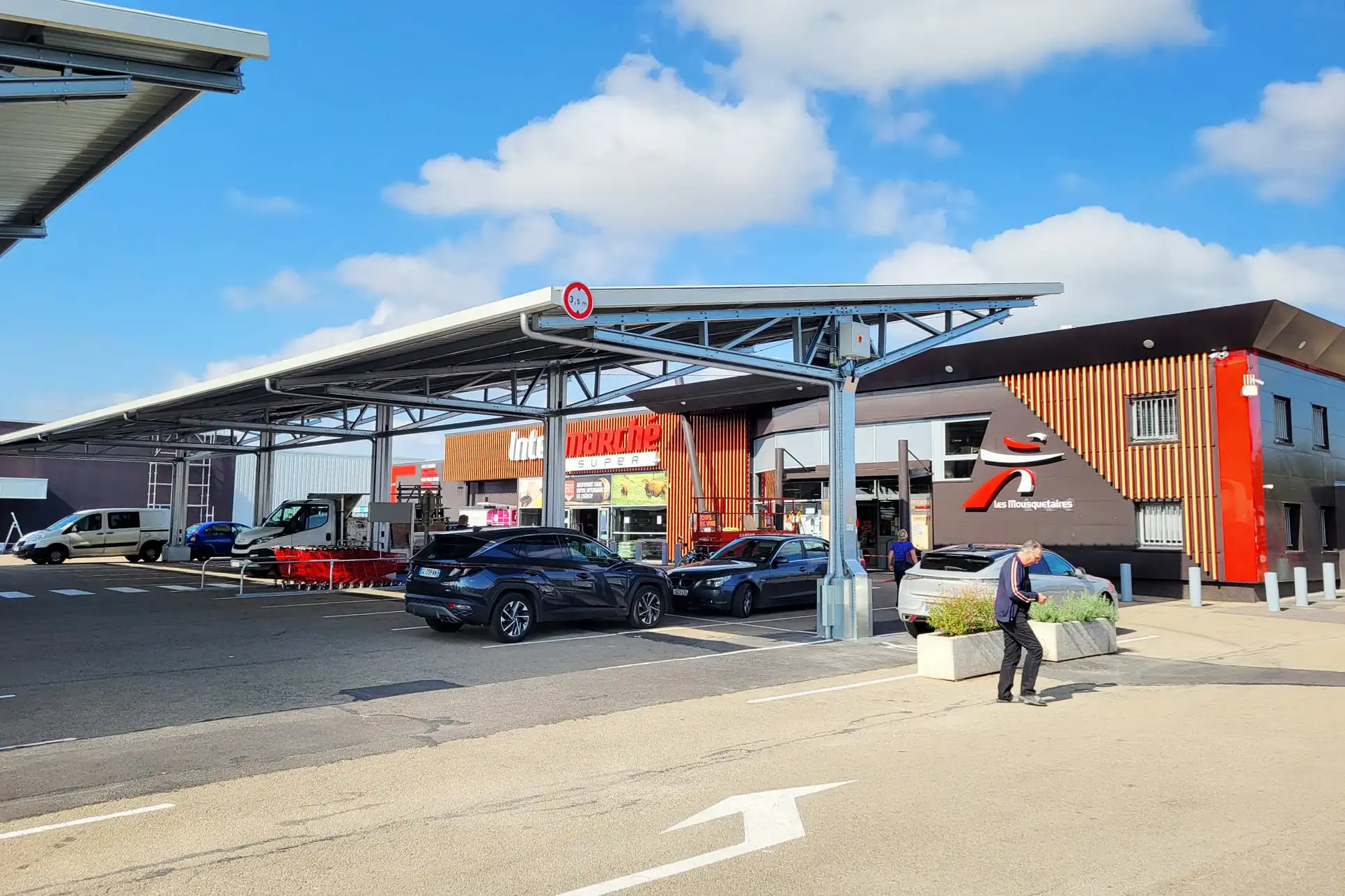 Structures pour panneaux photovoltaïques 4 Frisomat solar car park structures Intermarche 12