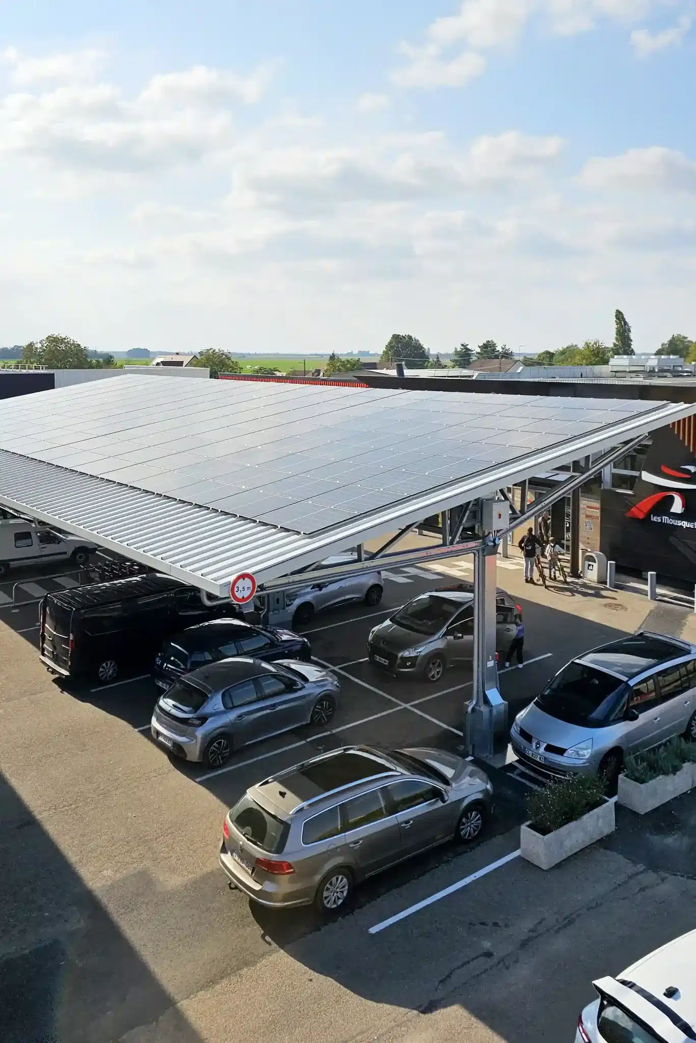Structures pour panneaux photovoltaïques 14 Frisomat solar car park structures Intermarche 17 scaled
