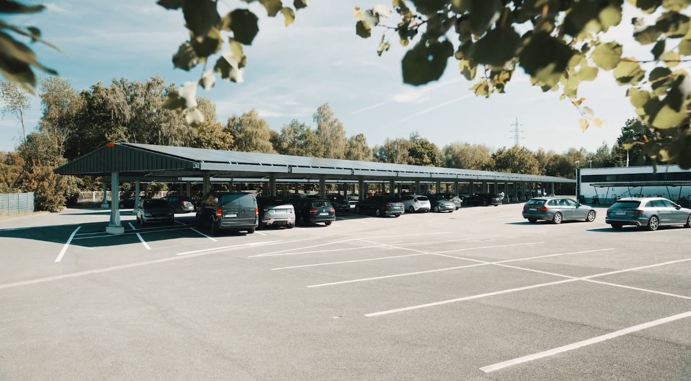 Frisomat napelemes tartószerkezet parkolók lefedéséhez.