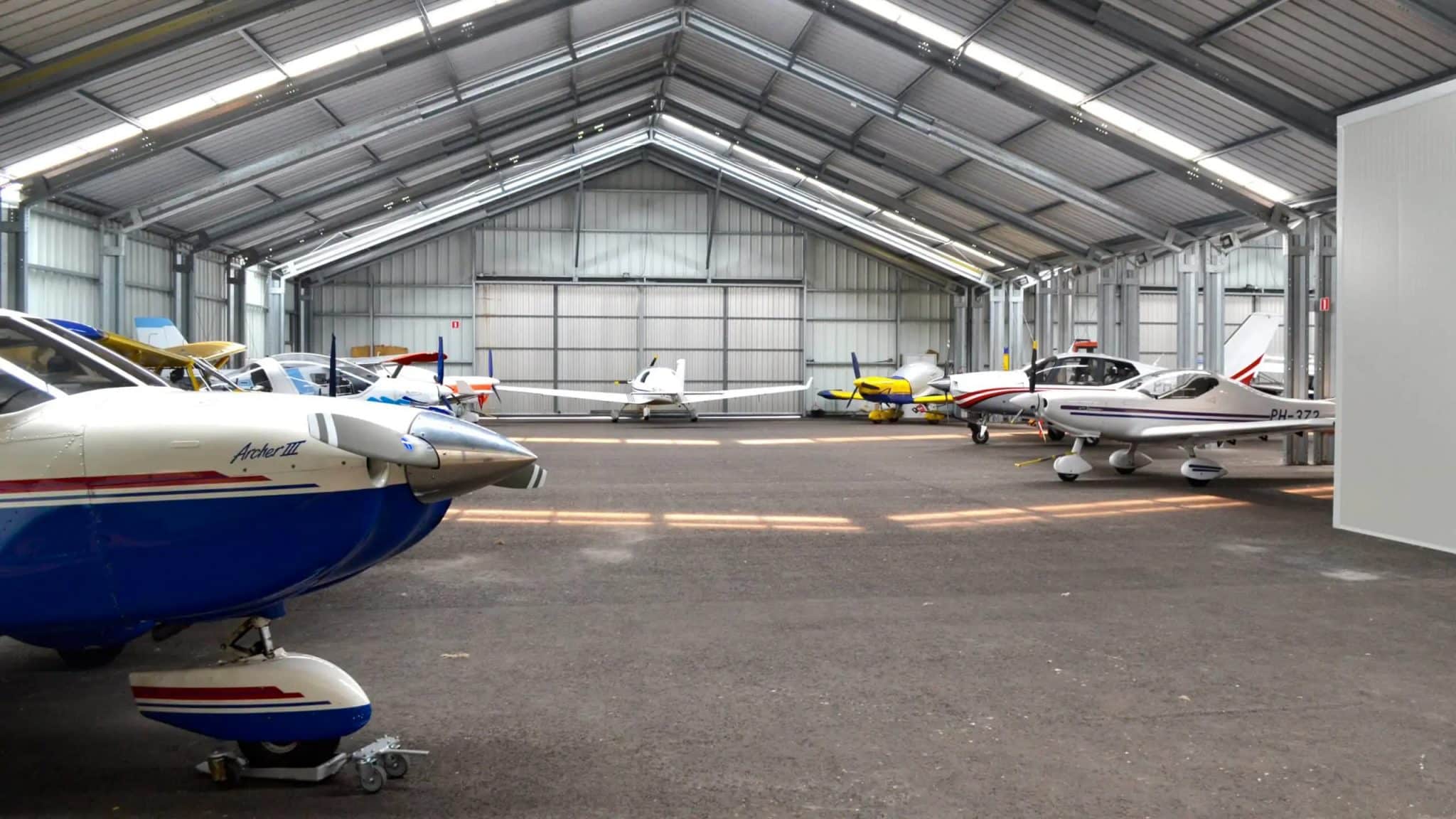 Ce face un hangar pentru avioane să fie eficient și sigur: la ce să fiți atent în proiectare? 2 hangar avioane frisomat
