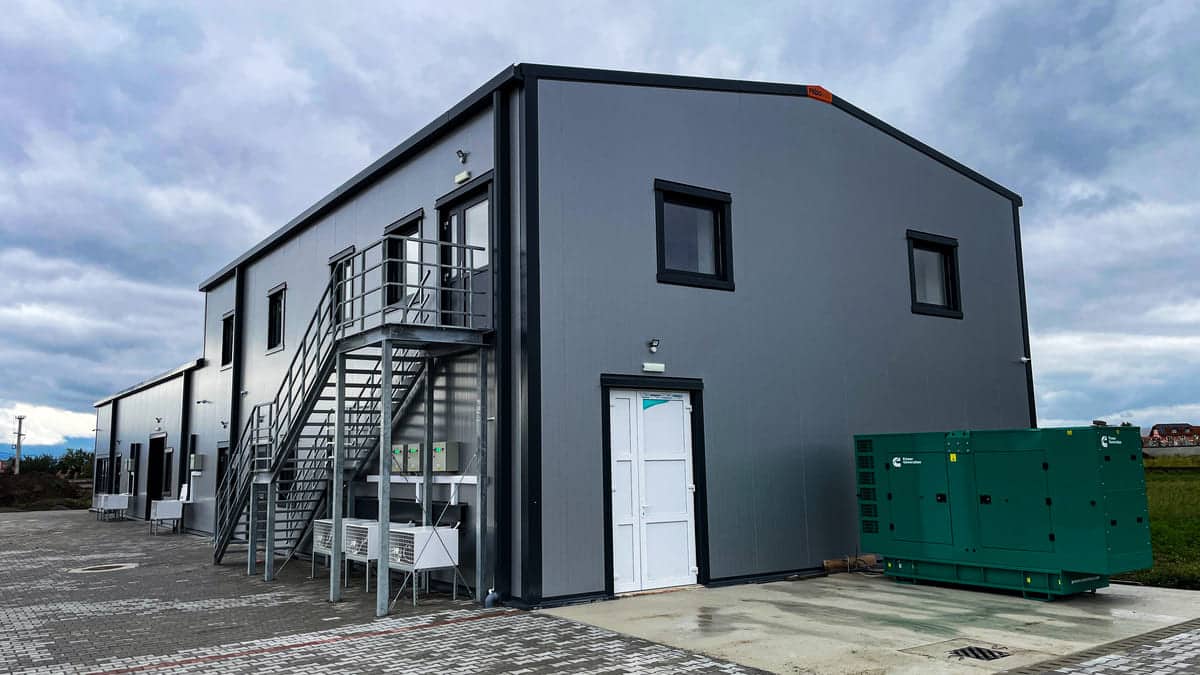 hala metalica neagra frisomat intretinerea halelor metalice