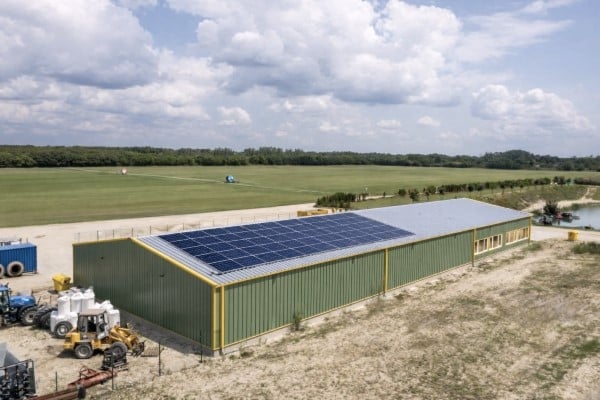 Energiatermelés az acélcsarnok tetején