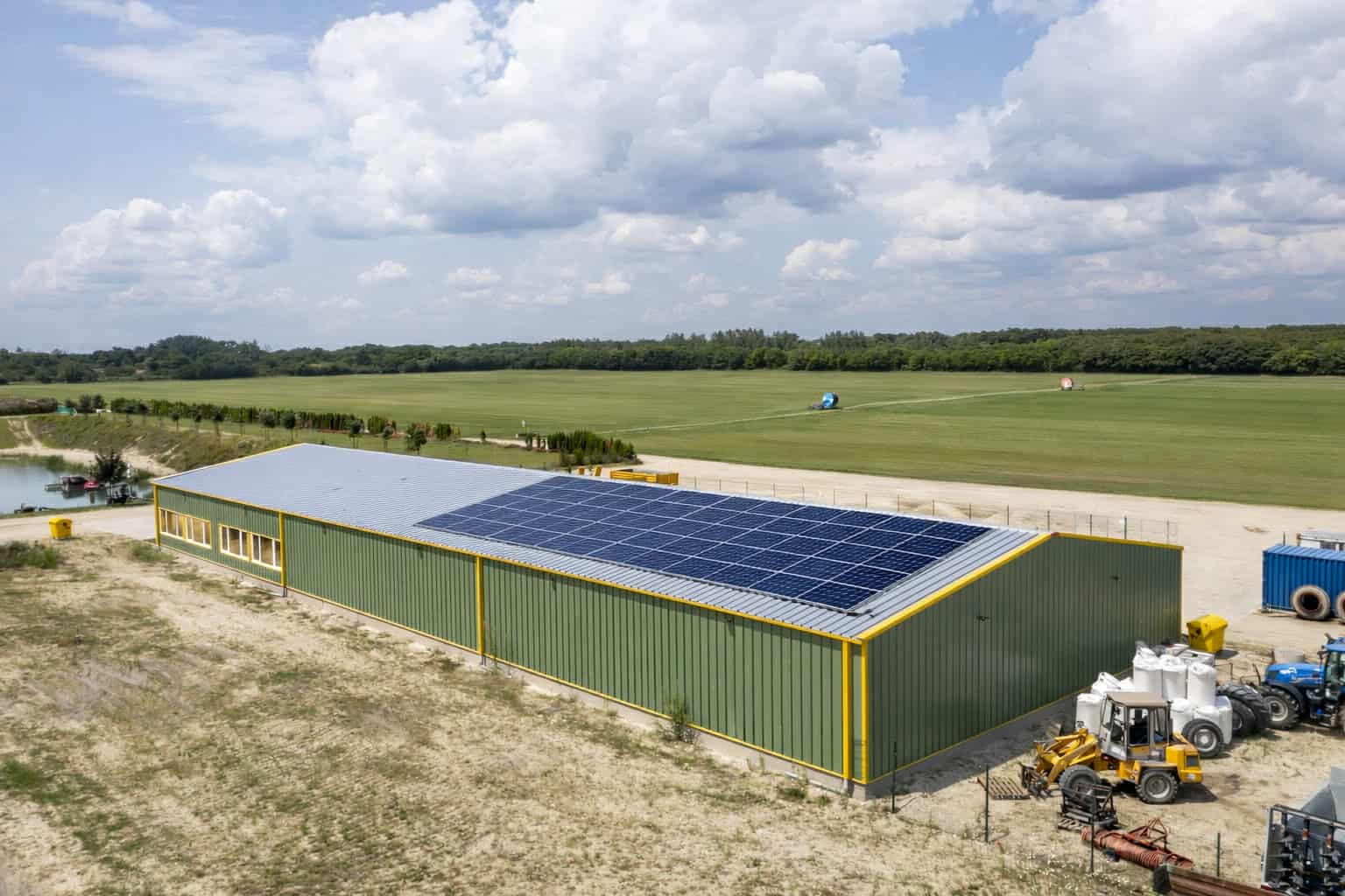 Energiatermelés napelemes acélcsarnokkal