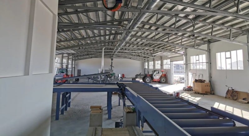 interior prelucrare busteni debitare cherestea hala metalica