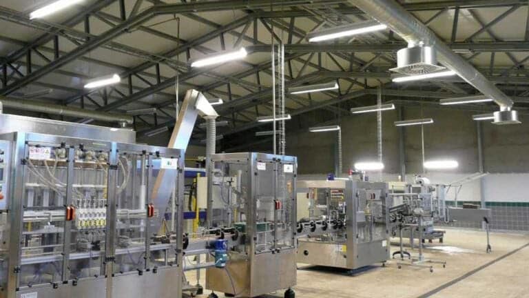 Hale metalice pentru fabrici metalurgice: flexibilitate și costuri reduse de întreținere