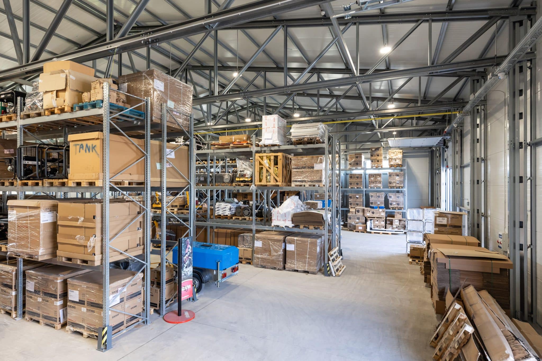 Vue intérieure d'un bâtiment de stockage industriel construit par Frisomat