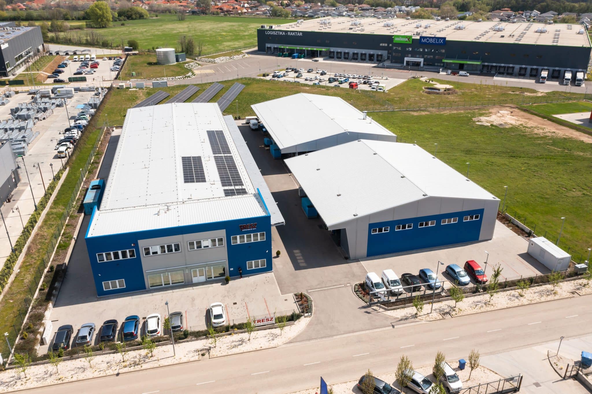 Vue aérienne d'un bâtiment de stockage industriel construit par Frisomat en France