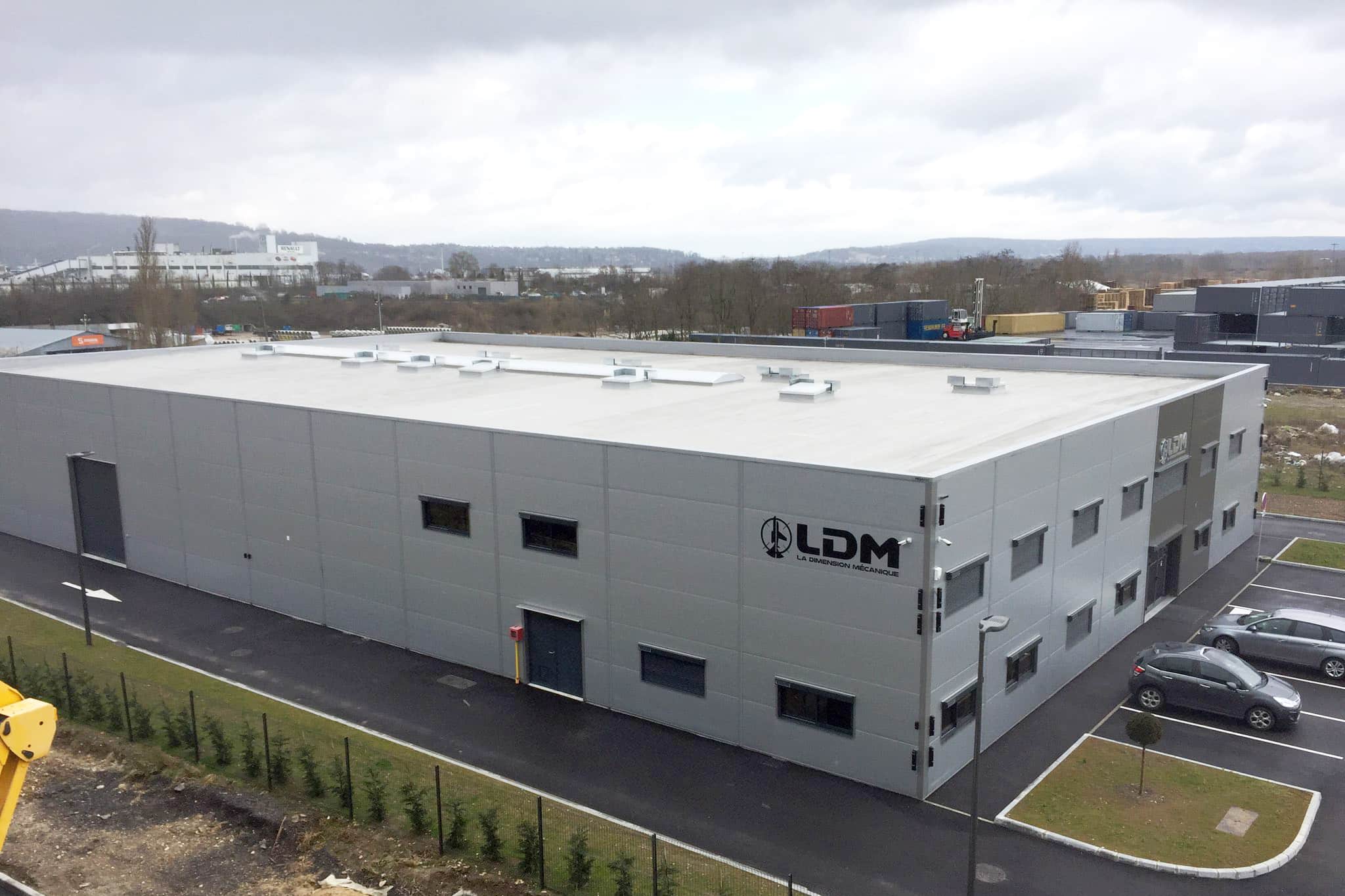 Vue aérienne d'un bâtiment aéronautique abritant des activités de l'industrie aéronautique et de la défense