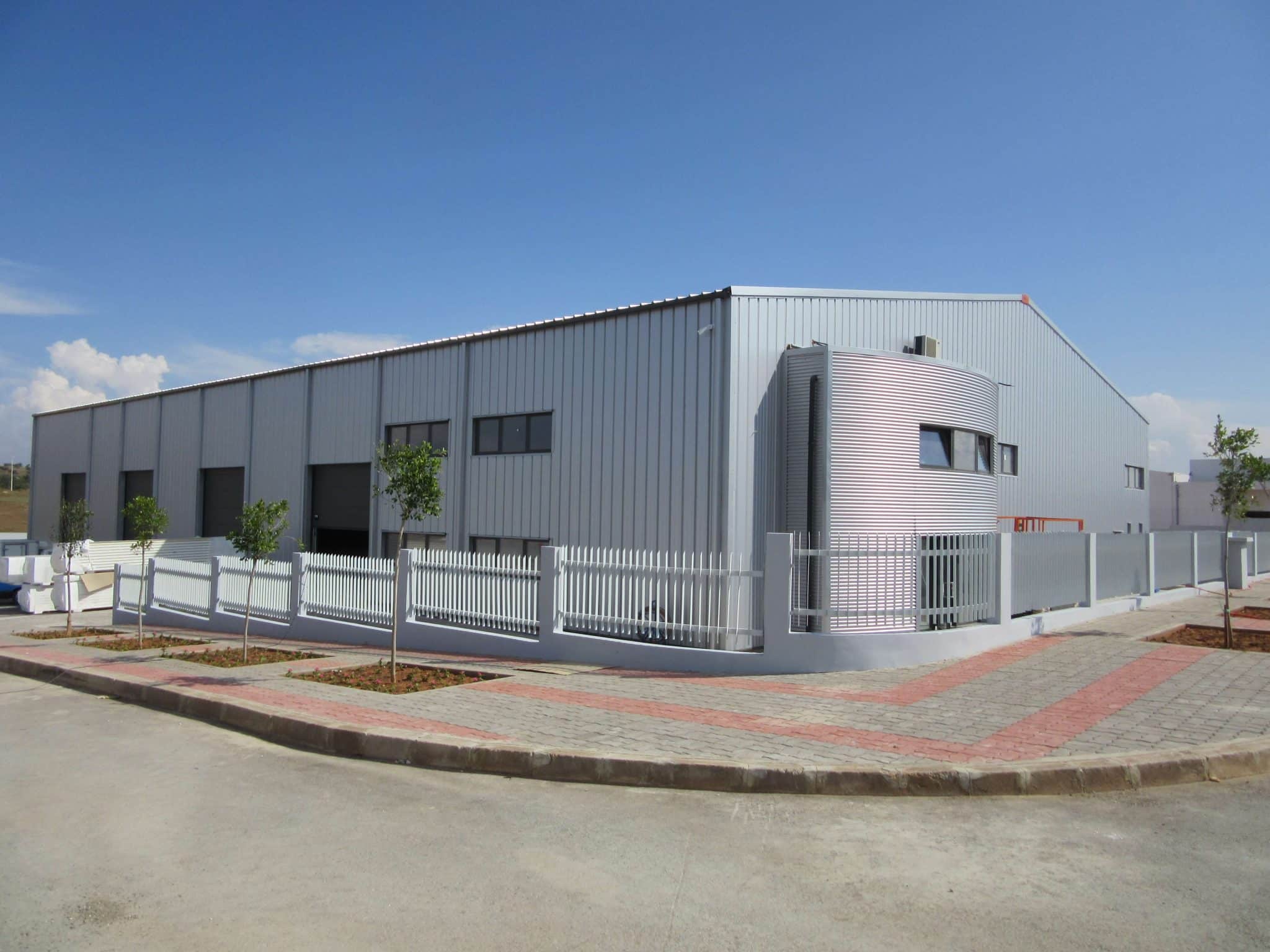 Vue extérieure d'un bâtiment pharmaceutique abritant des activités de l'industrie pharmaceutique et cosmétique