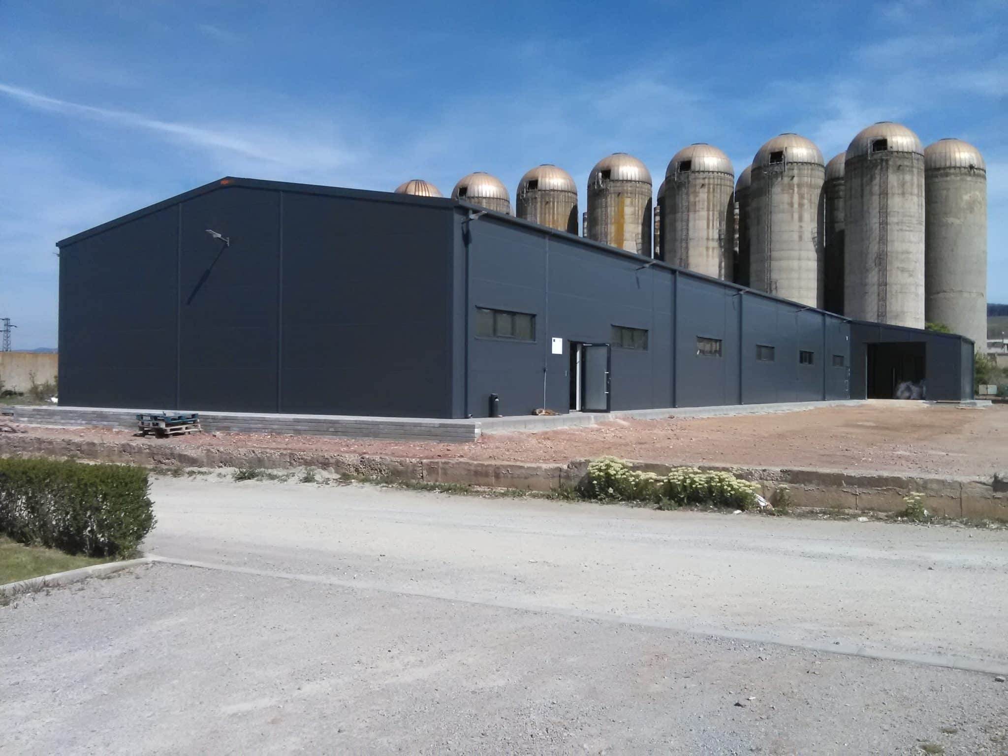 Photo de l'extérieur d'un atelier de transformation construit en France par Frisomat