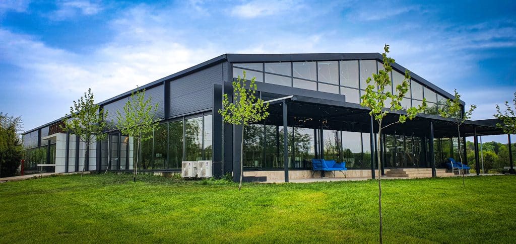 Exterior sală de evenimente Universum Events Lagoo Snagov, hală metalică Frisomat de 900 m²