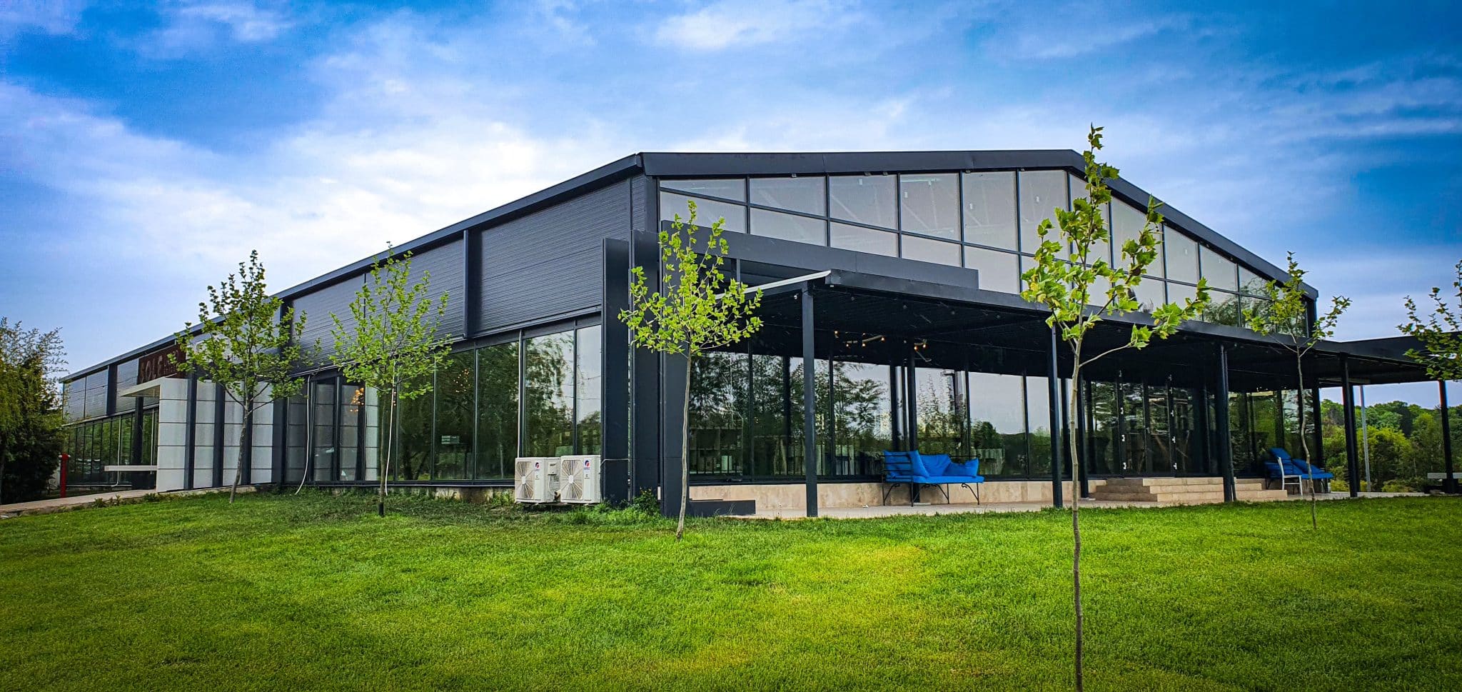 Exterior sală de evenimente Universum Events Lagoo Snagov, hală metalică Frisomat de 900 m²