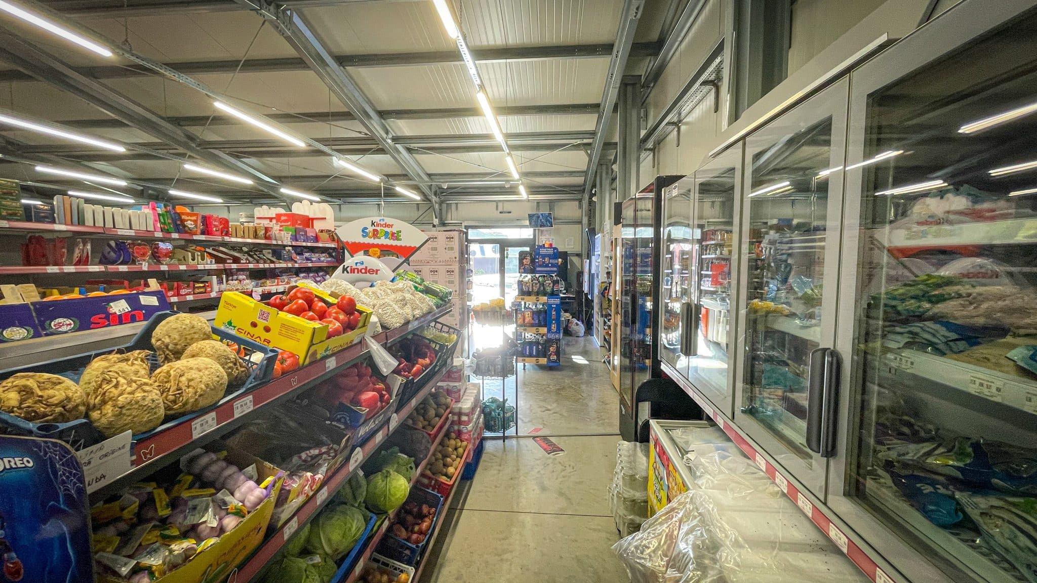 Zonă de produse alimentare și vitrine frigorifice în supermarketul MADVIR din Urechești