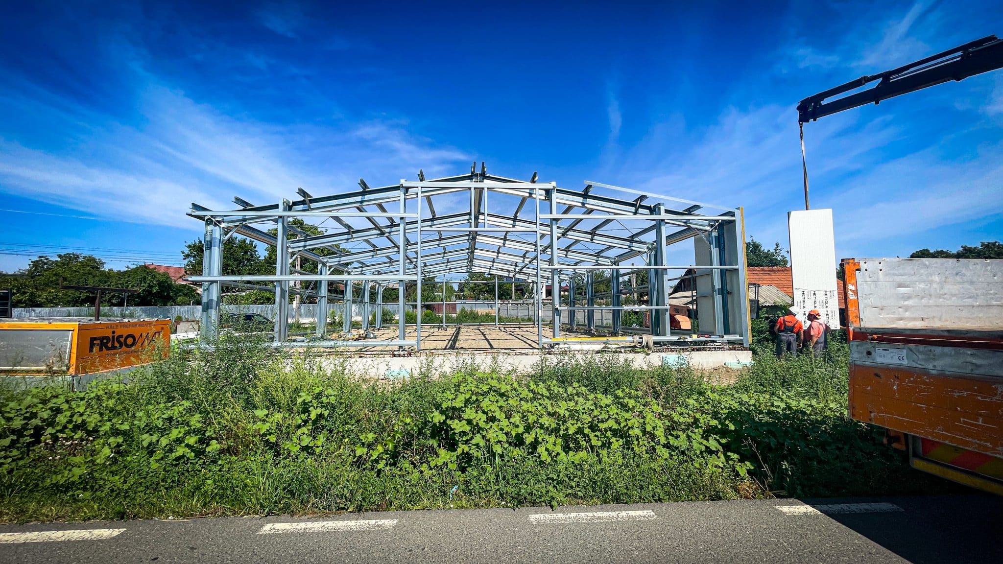 Structură metalică Frisomat în faza de montaj pentru supermarketul din Urechești, județul Vrancea