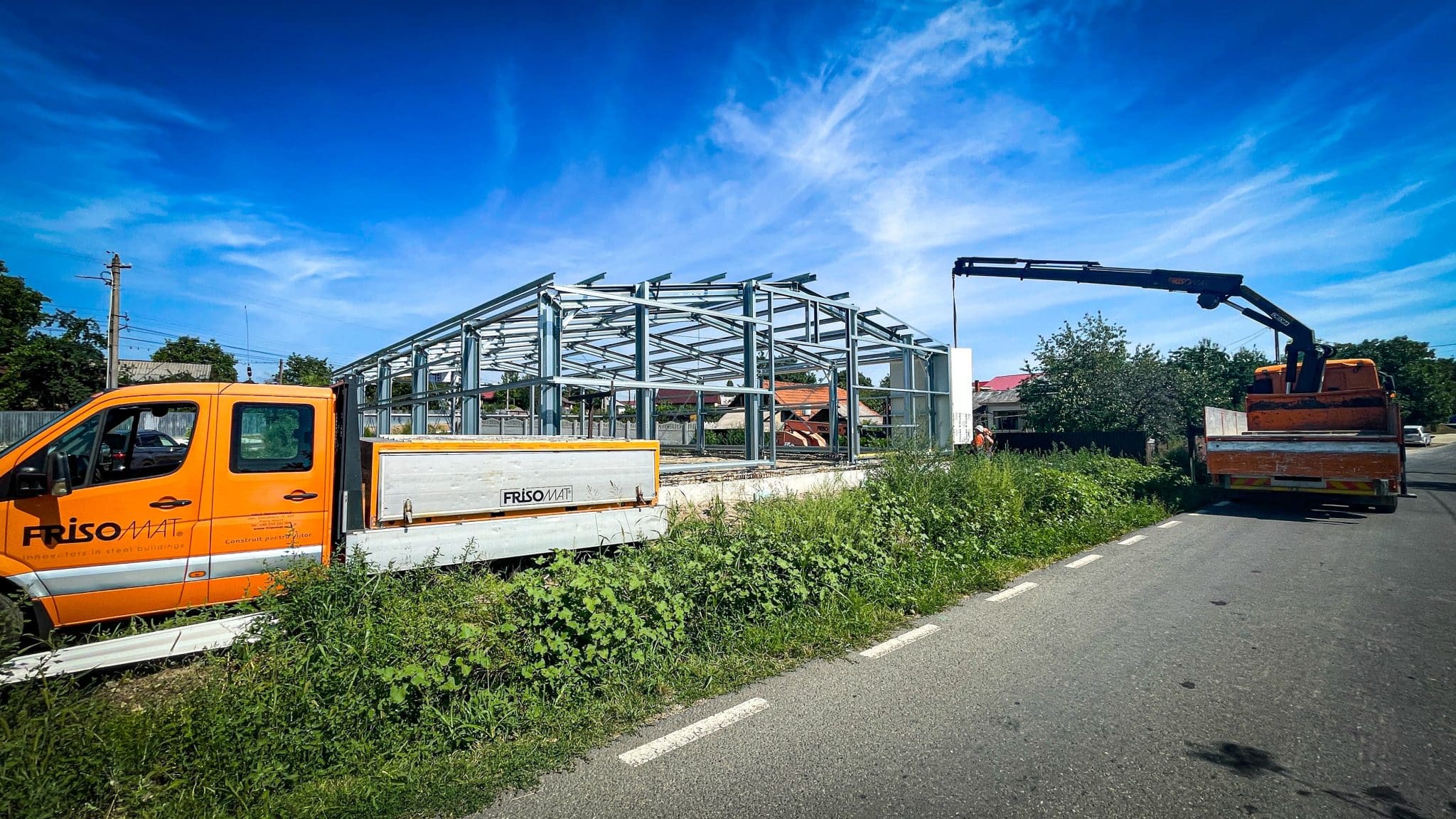 Montajul structurii halei metalice Frisomat pentru supermarketul Teleanu Dan Ionuț din Urechești