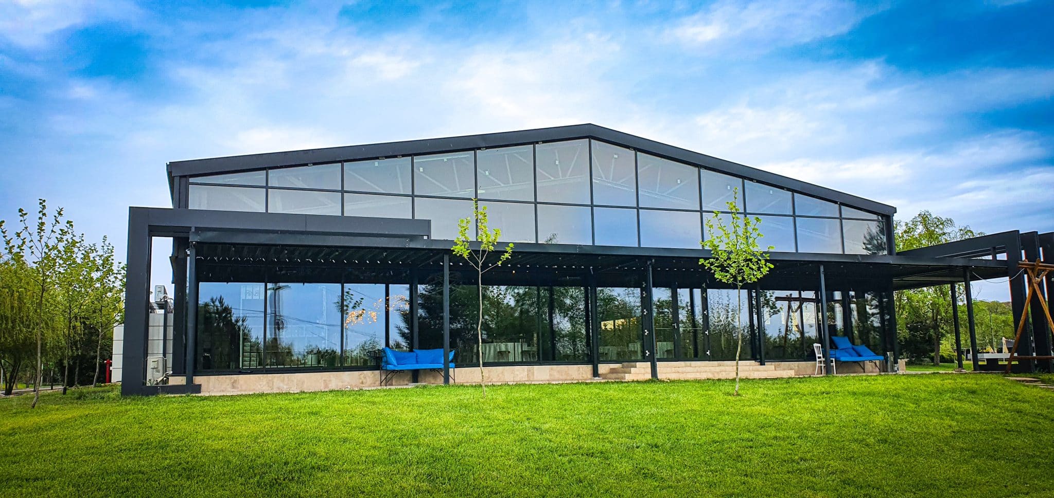 Fațada principală a sălii de evenimente Universum Events Lagoo Snagov, construcție metalică Frisomat