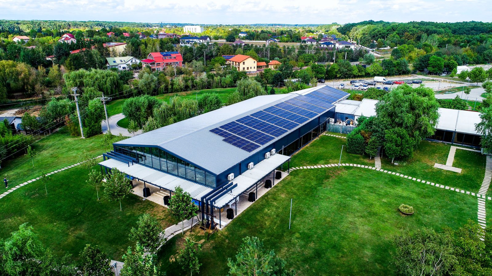 Vedere aeriană a sălii de evenimente Lagoo Snagov de 900 m², construită de Frisomat România