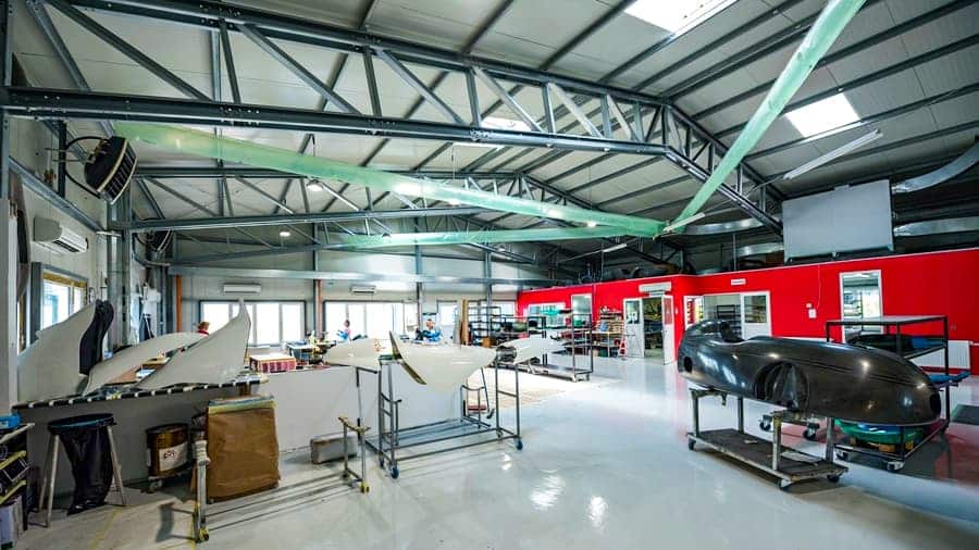 Interior hală de producție Velomobile World cu structură metalică Frisomat și zone de lucru pentru velomobile
