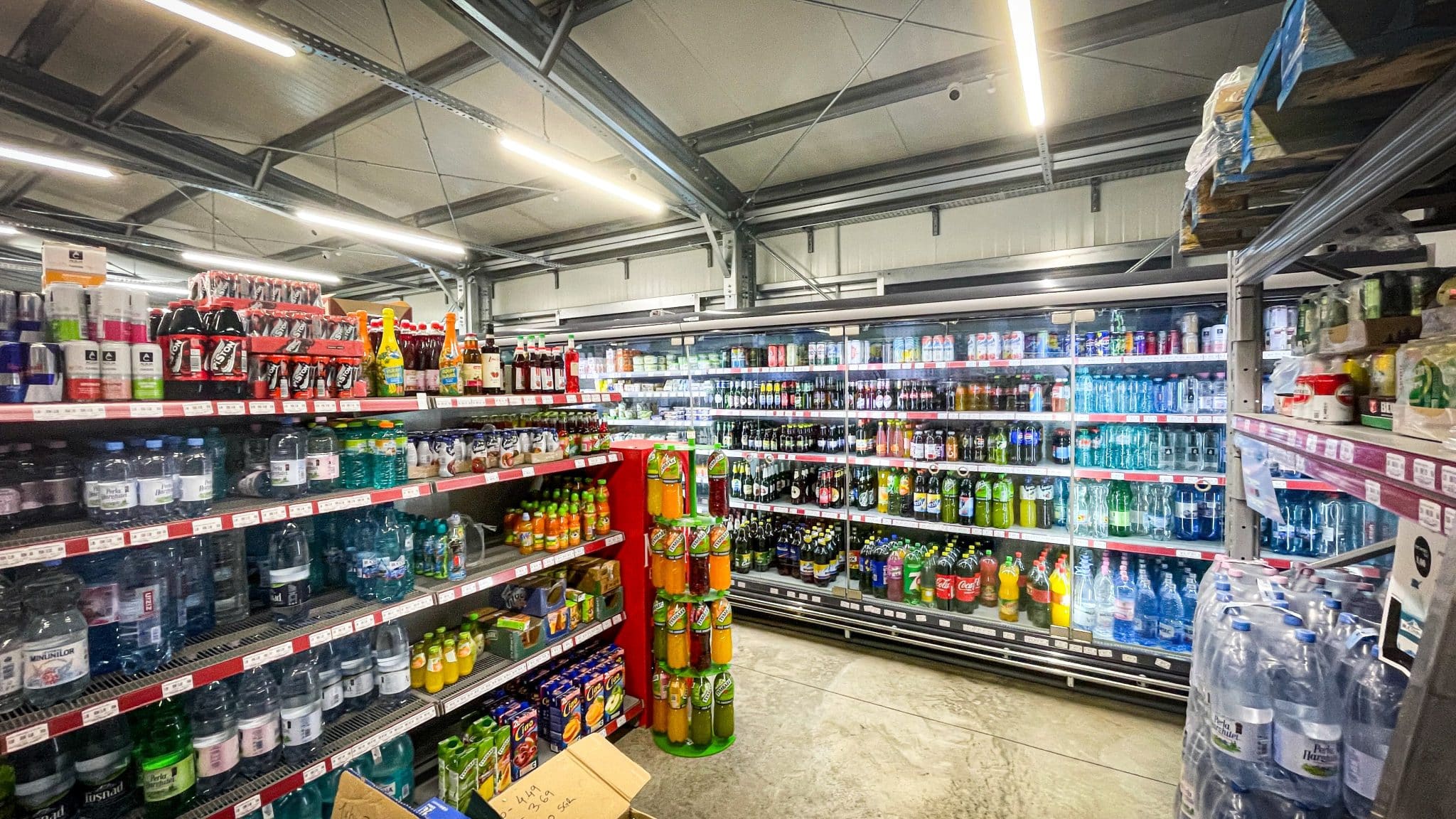 Interiorul supermarketului MADVIR amenajat în hala metalică Frisomat din Urechești