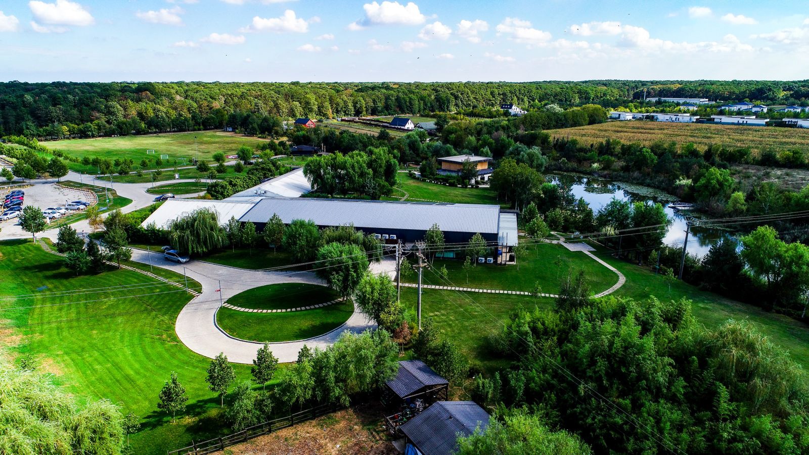 Ansamblul Lagoo Snagov văzut din dronă, cu sala de evenimente Universum Events și zona verde