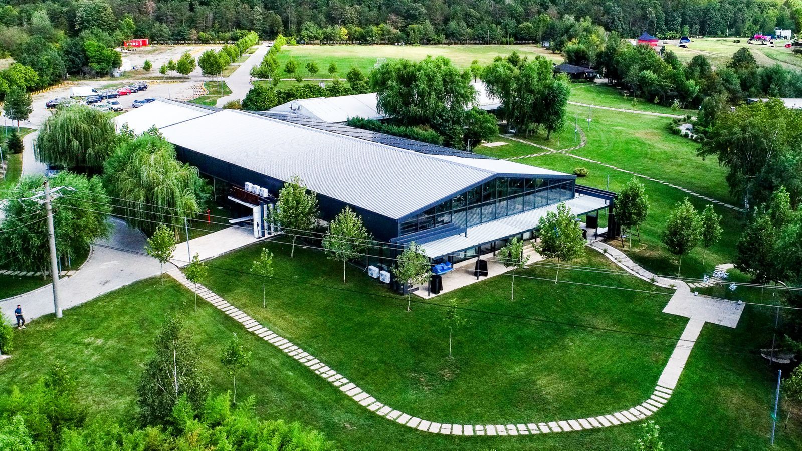 Vedere aeriană a halei pentru evenimente Lagoo Snagov, structură metalică Frisomat integrată în complex