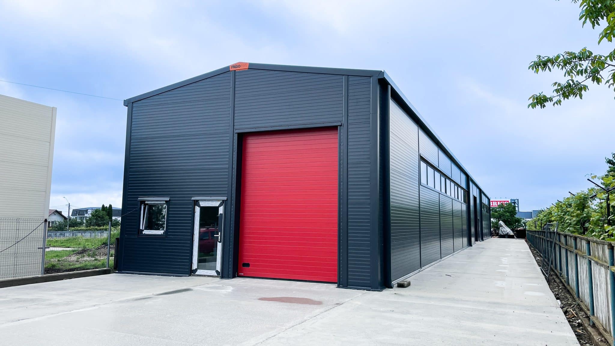 Hală metalică de producție Geamuri Serv din Piatra Neamț, realizată de Frisomat