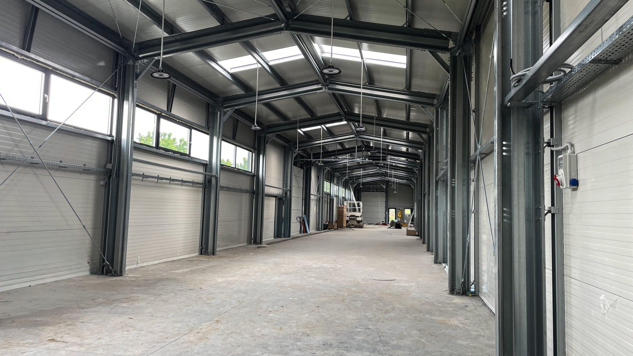 Interior hală metalică de producție Geamuri Serv, Piatra Neamț