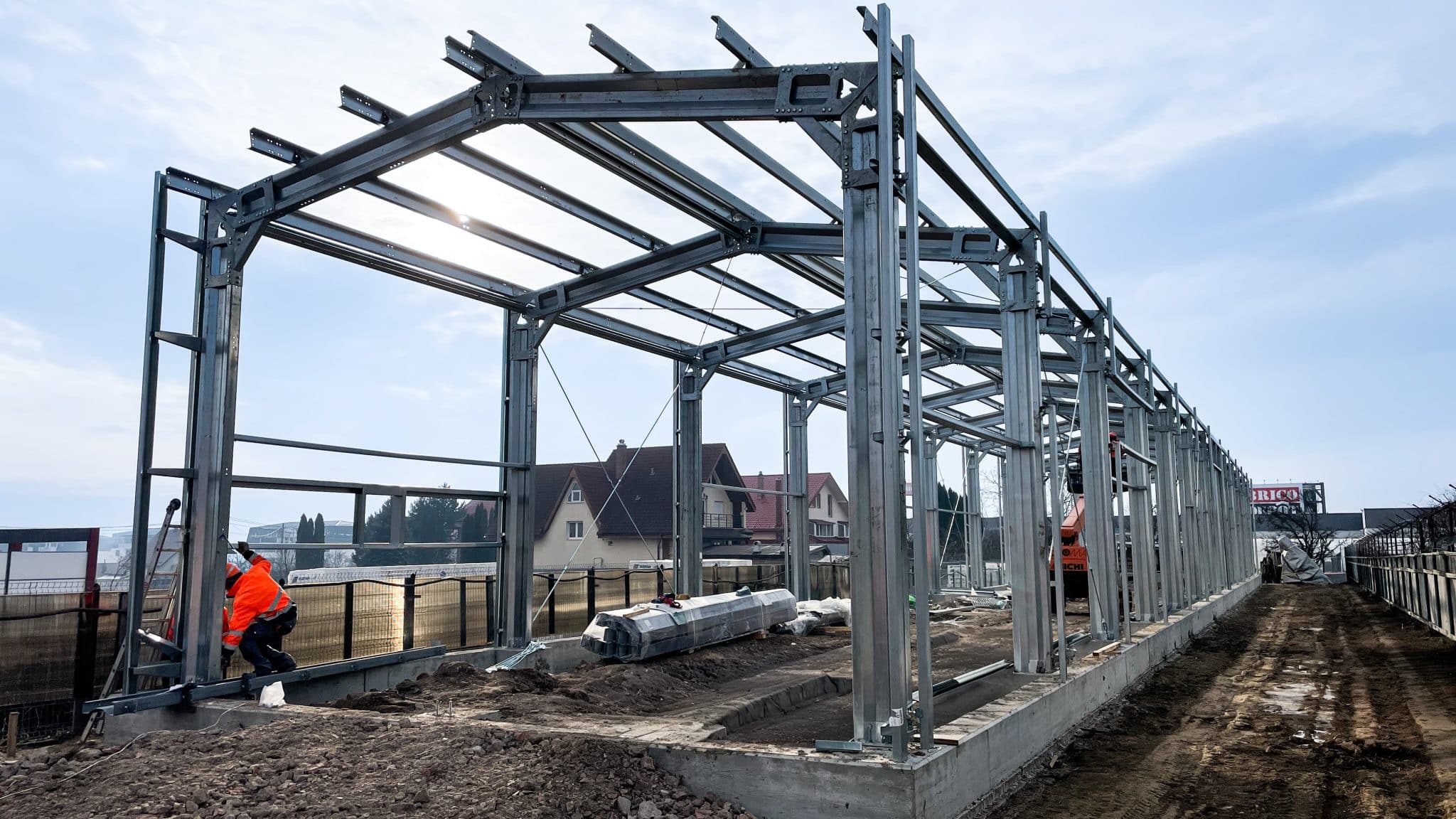 Structură metalică Frisomat în timpul montajului halei Geamuri Serv din Piatra Neamț